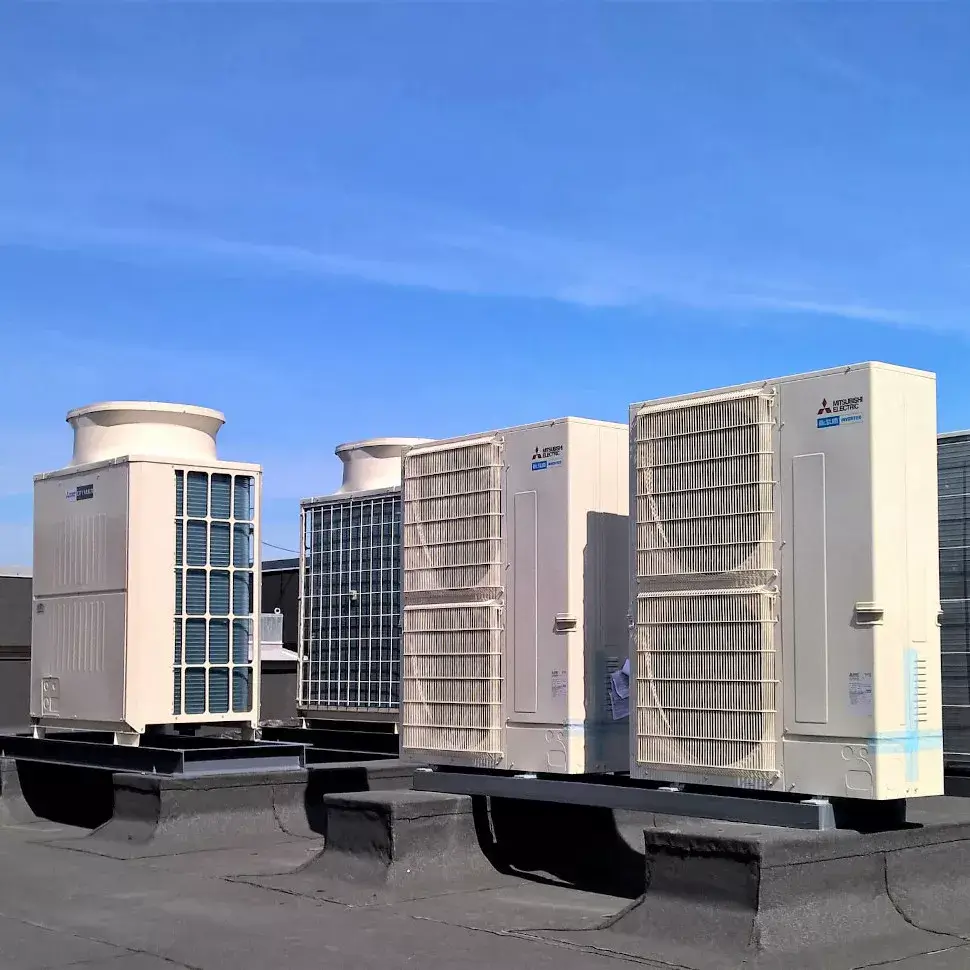 Manutenção preventiva em sistema de climatização comercial