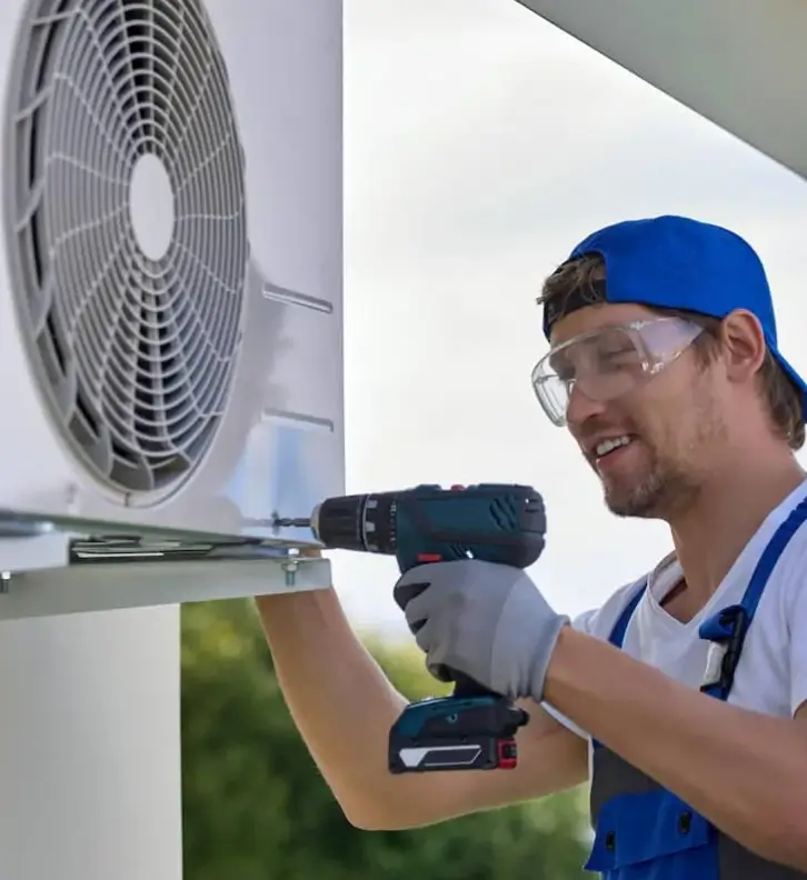 Técnico da MARTINS REFRIGERAÇÃO realizando serviço de ar-condicionado em Joinville-SC
